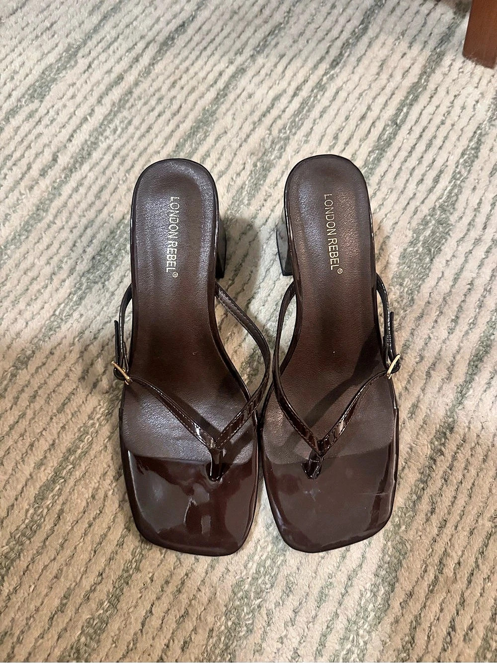 London Rebel Buckle Detail Thong Heeled Sandals in Chocolate Patent Brown